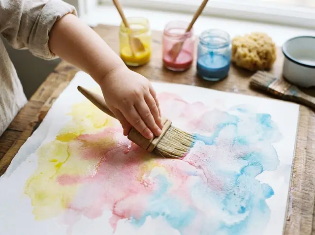 Pintura em aquarela úmido sobre úmido, com cores suaves se misturando no papel