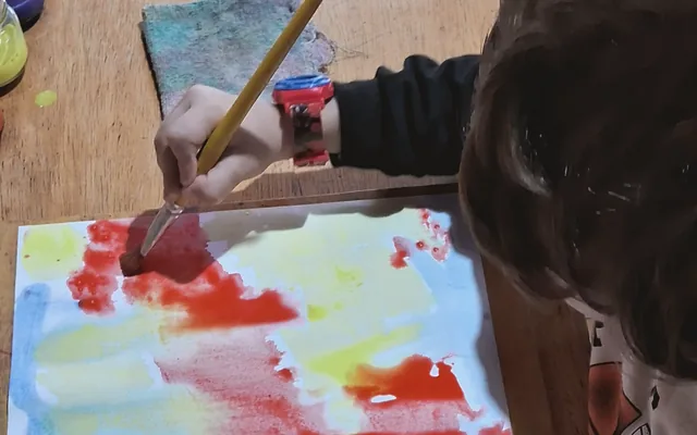Pintura em aquarela úmido sobre úmido com pincel sobre papel molhado